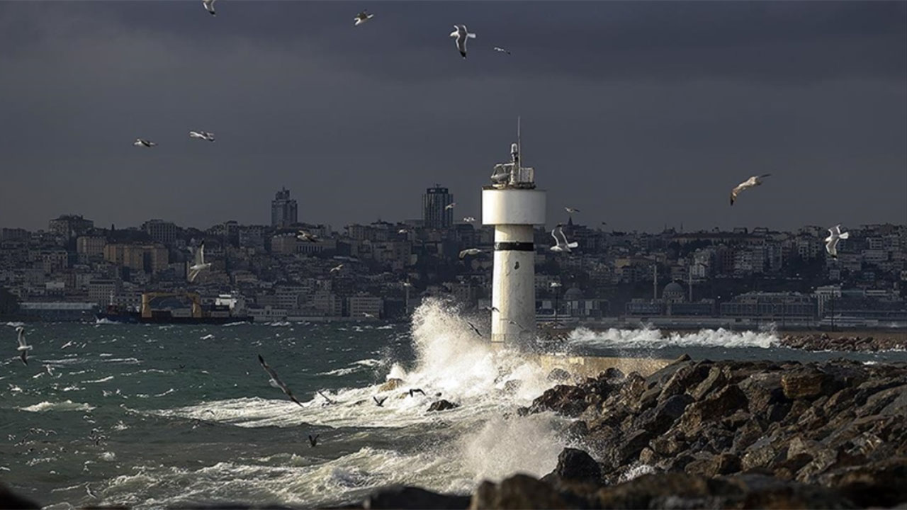 Sıcaktan kavrulan İstanbul'a müjde gibi uyarı geldi: Şiddetli rüzgar ve fırtına alarmı verildi