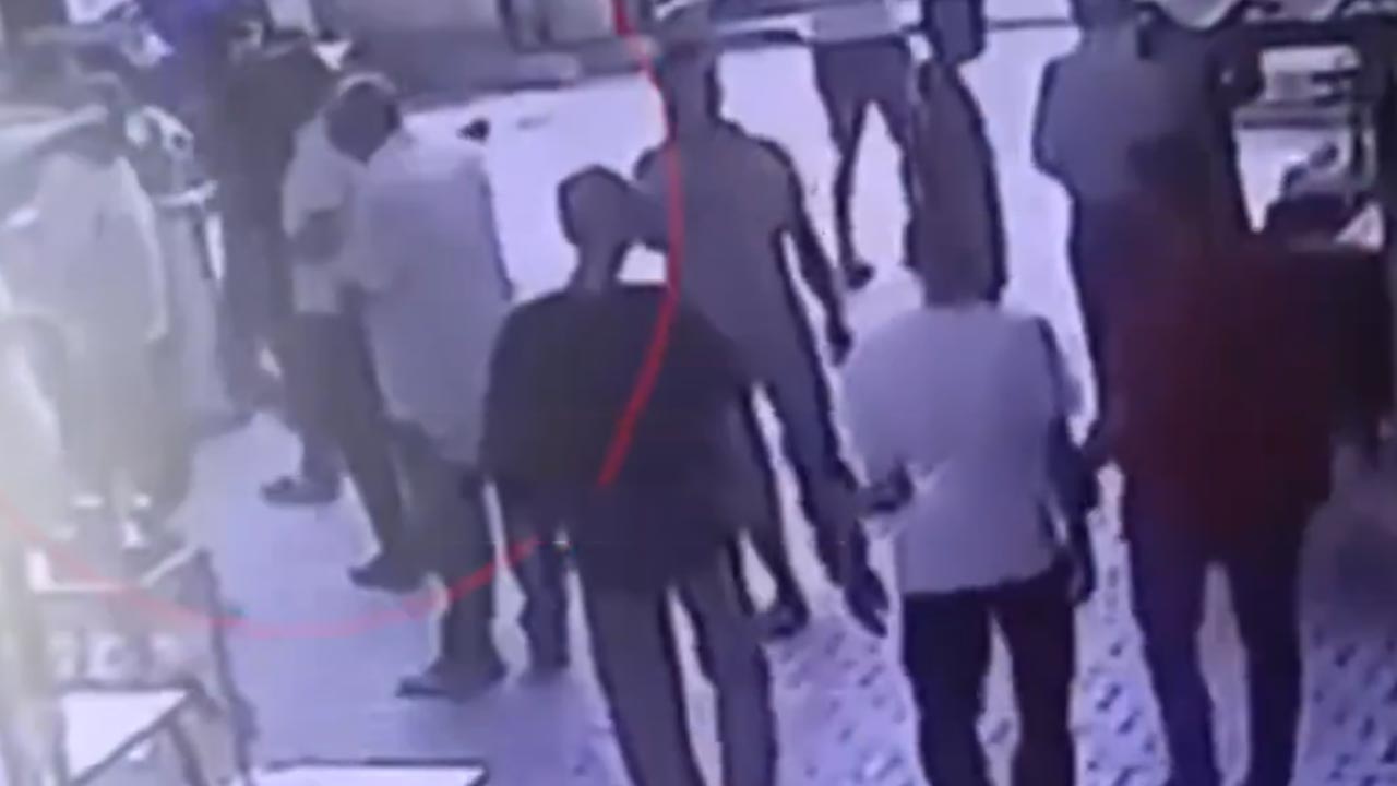 Tartıştığı kişinin oğlunu görünce kimse tutamadı: Önce kafa attı, ardından bıçakladı!