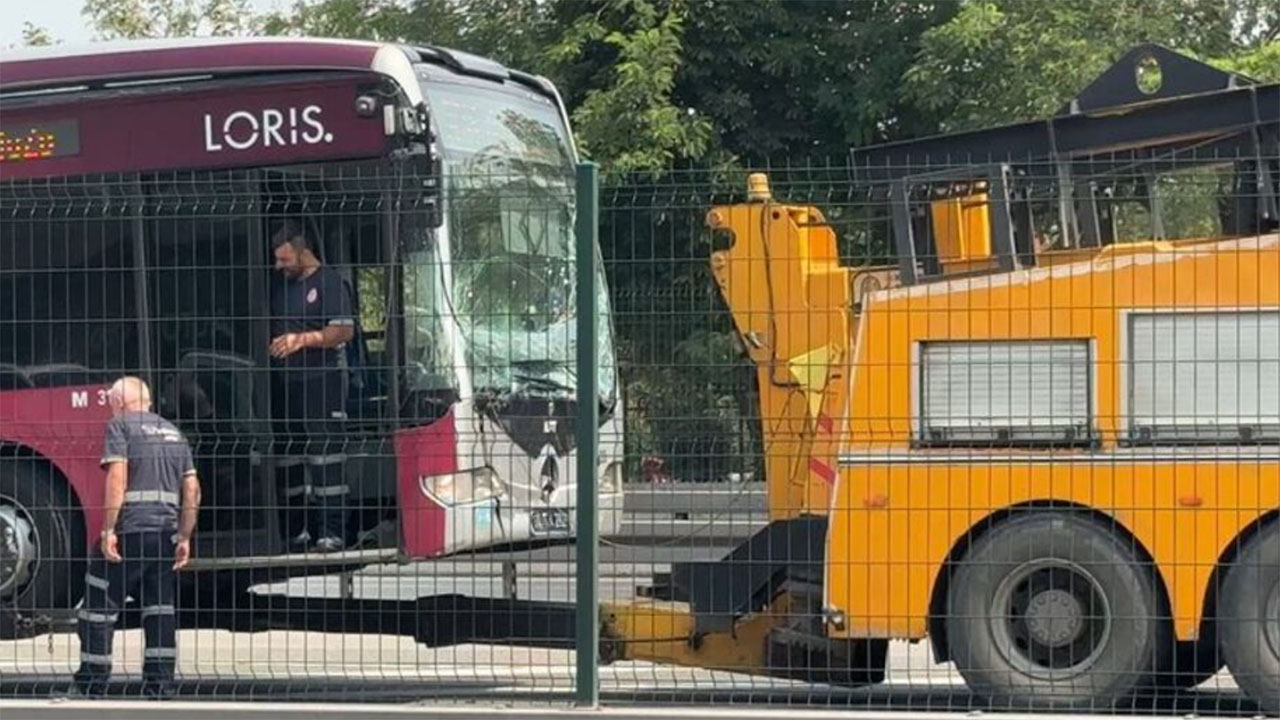 Esenyurt'ta metrobüs kazası meydana geldi: İki araçta hasar var, yaralı yok