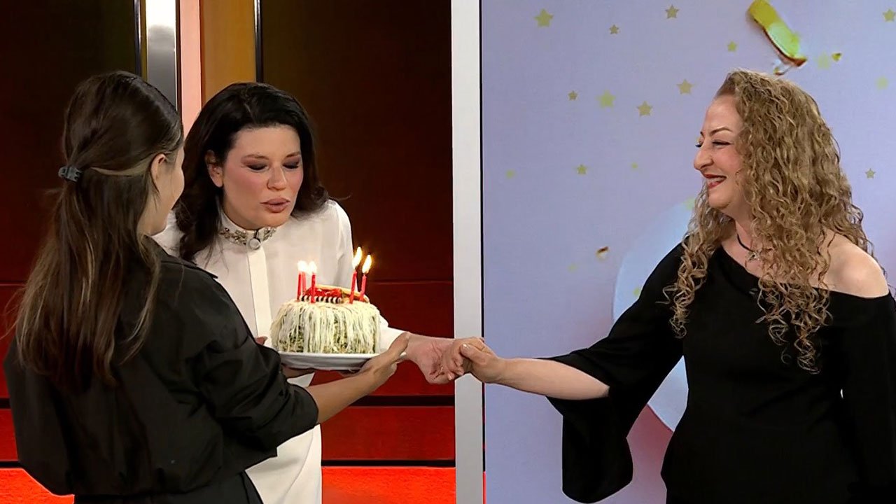 Ekol TV’de sürpriz doğum günü kutlaması! Oylum Talu, canlı yayında duygulandı