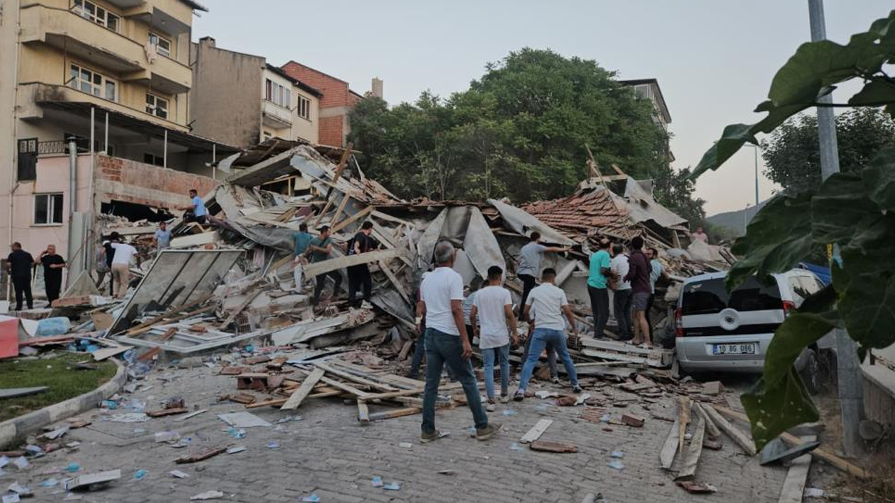 Balıkesir'de 6.1'lik deprem! 10'un üzerinde bina yıkıldı, kurtarma çalışmaları sürüyor