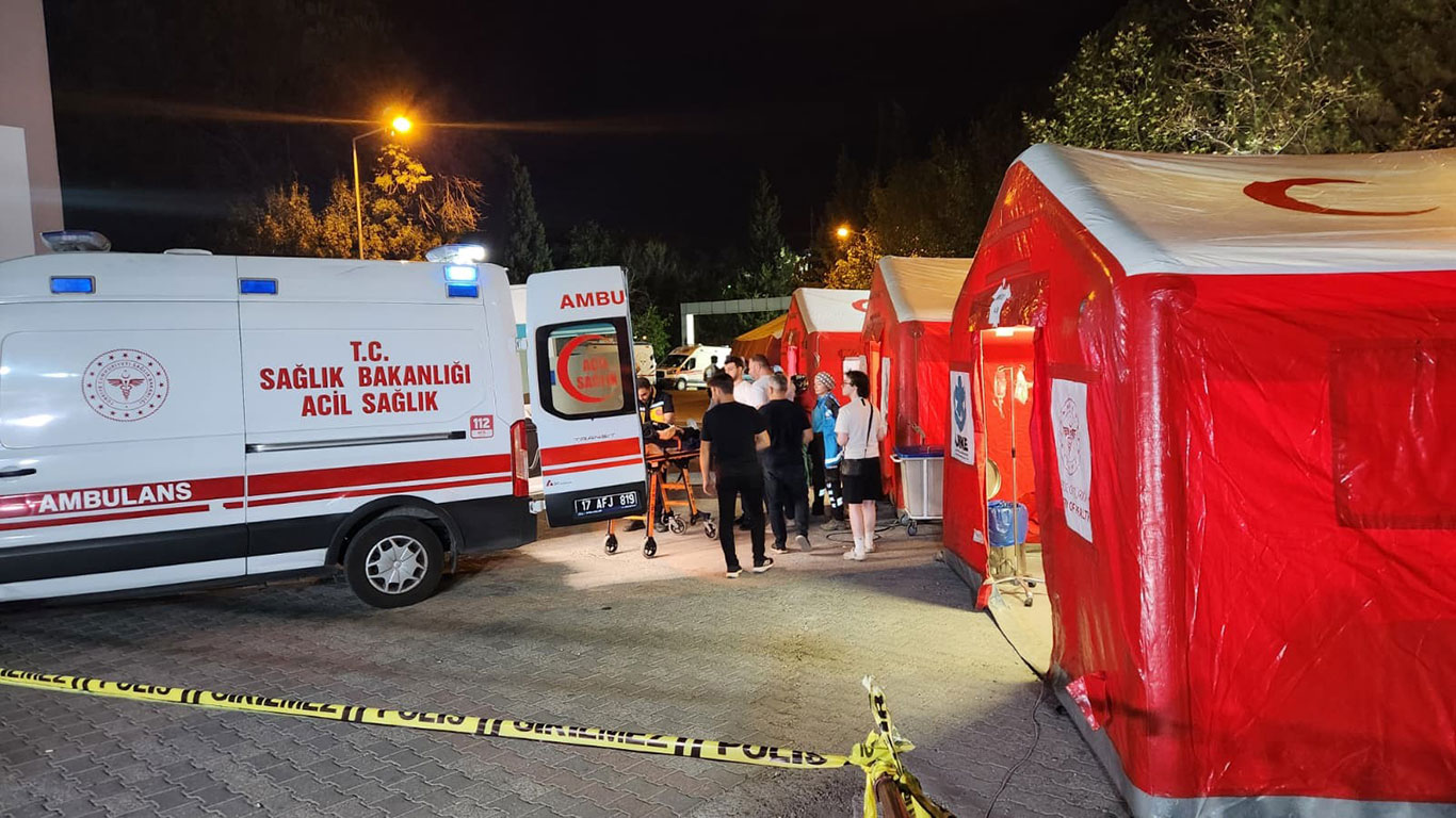 Sındırgı'da sahra hastanesi kuruldu: Vatandaşlar geceyi stadyumda geçirdi