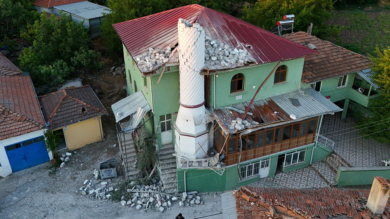 6.1 büyüklüğündeki depremde caminin minaresi yıkıldı