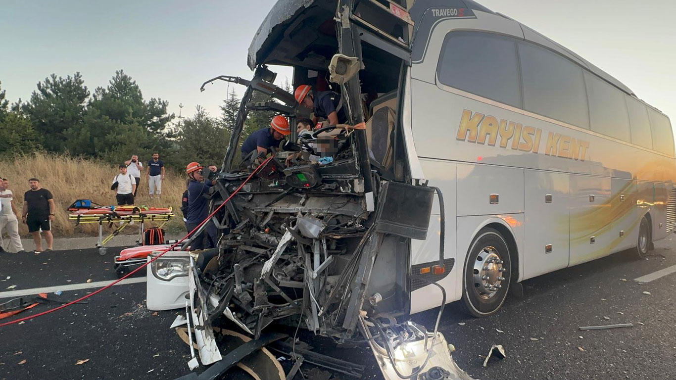 Korkunç kazada can pazarı! Yolcu otobüsü kamyona arkadan çarptı: 1 ölü, en az 10 yaralı var