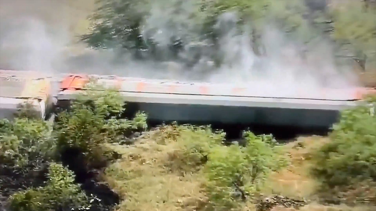 Kimyasal madde taşıyan tren raydan çıkıp devrildi!