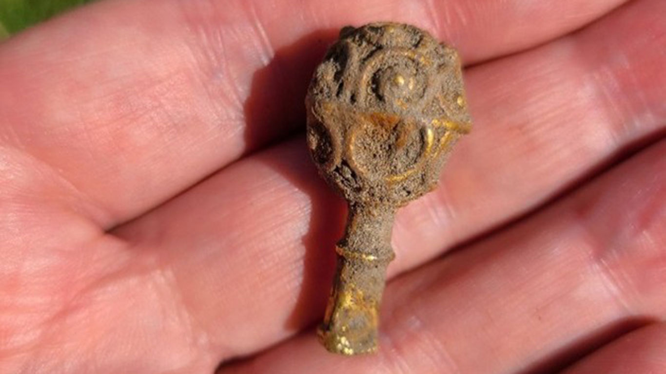 İlk kazısında 9. yüzyıla ait çok nadir bir nesne keşfetti: Arkeoloji öğrencisi şoke oldu