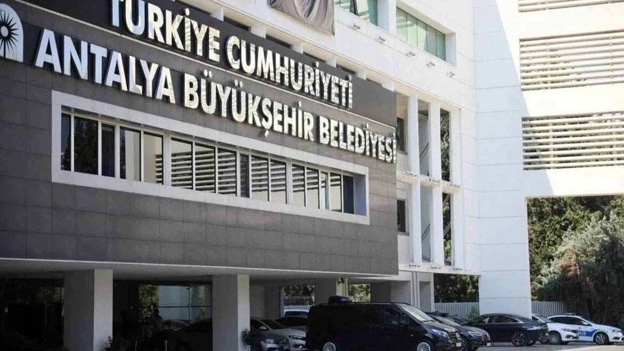 Antalya Büyükşehir Belediyesi'ne operasyonda flaş gelişme: 15 şüpheli adliyede