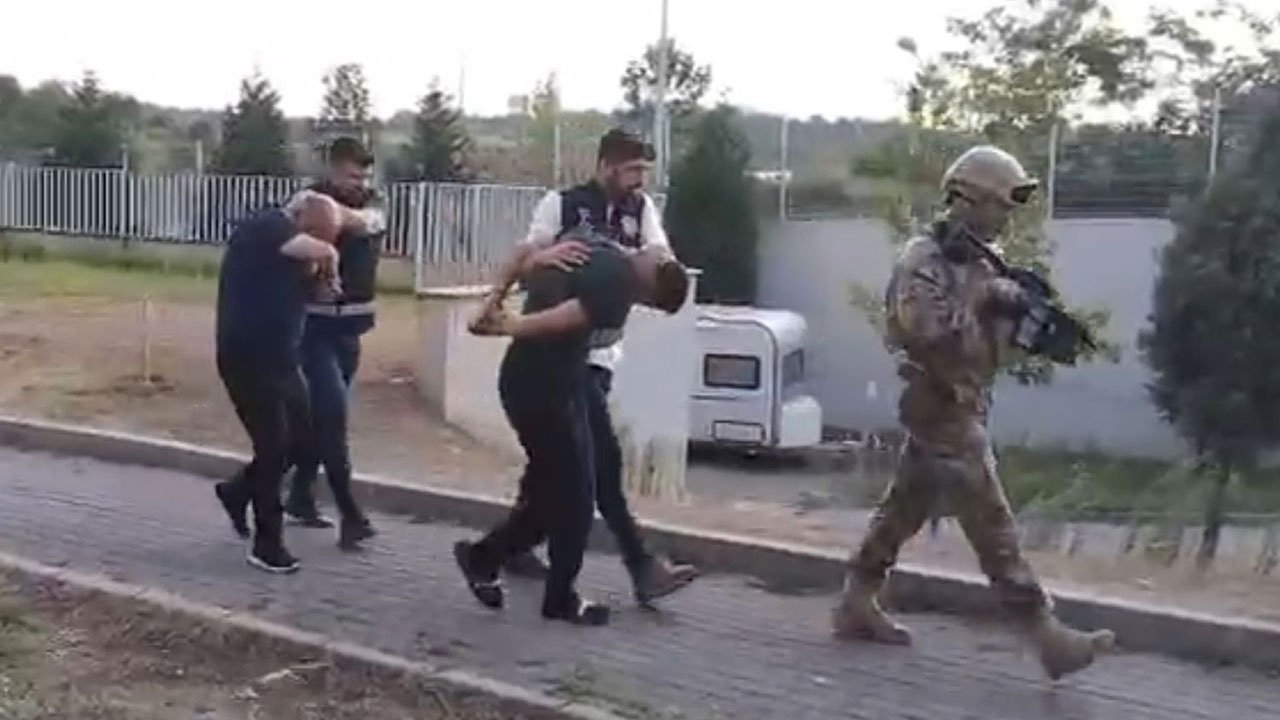 Rozet, kimlik, forslu kart, silah ve mühimmat… Sahte polislere gerçek polislerden şafak baskını