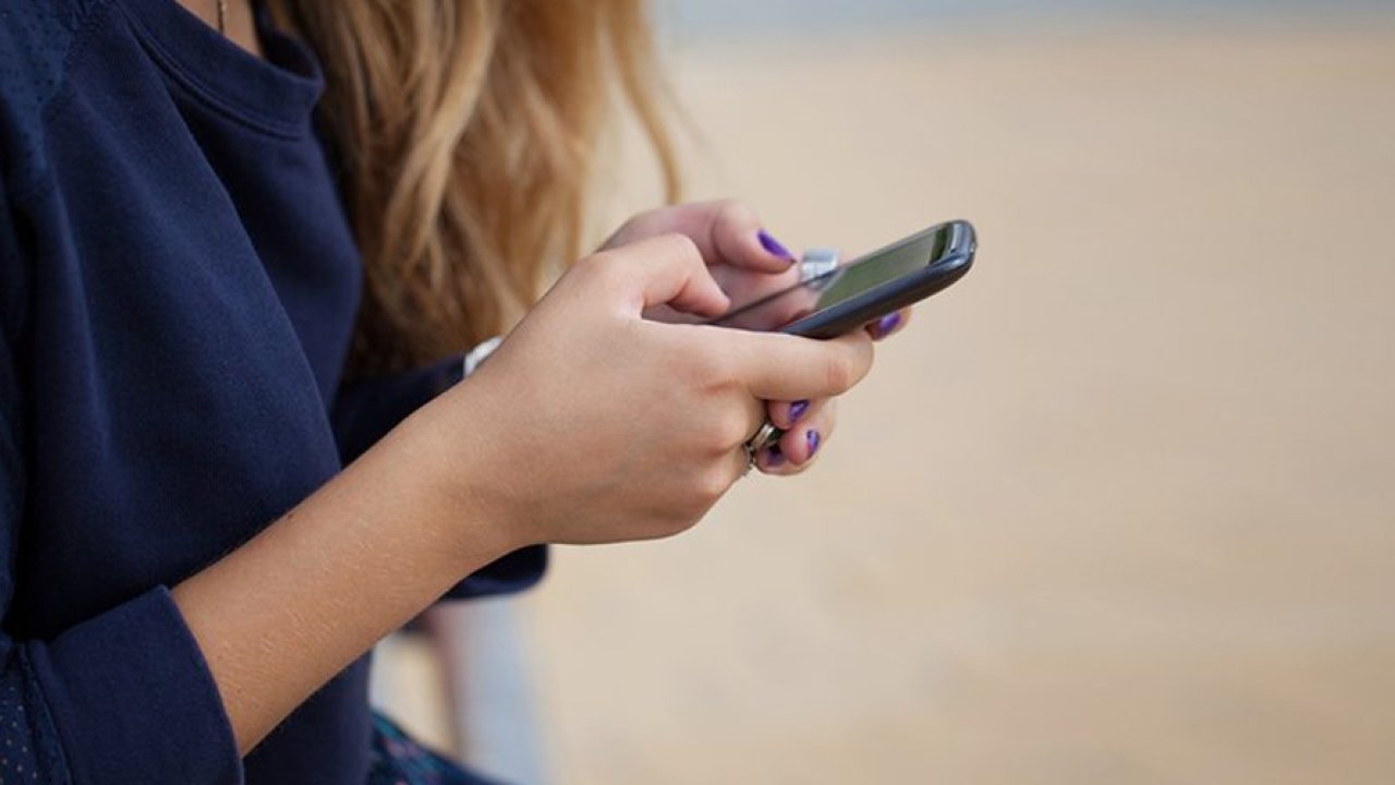 Konuşma bahanesiyle telefonunuzu isteyenlere sakın vermeyin: Bir aramayla hesabınız boşalabilir!