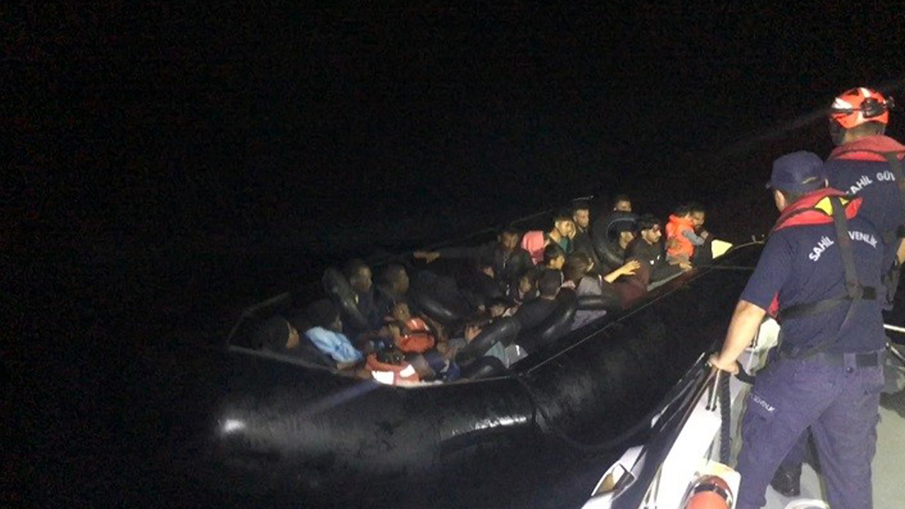 İzmir'de düzensiz göçmen operasyonu: 46 kişi yakalandı, 16 kişi kurtarıldı
