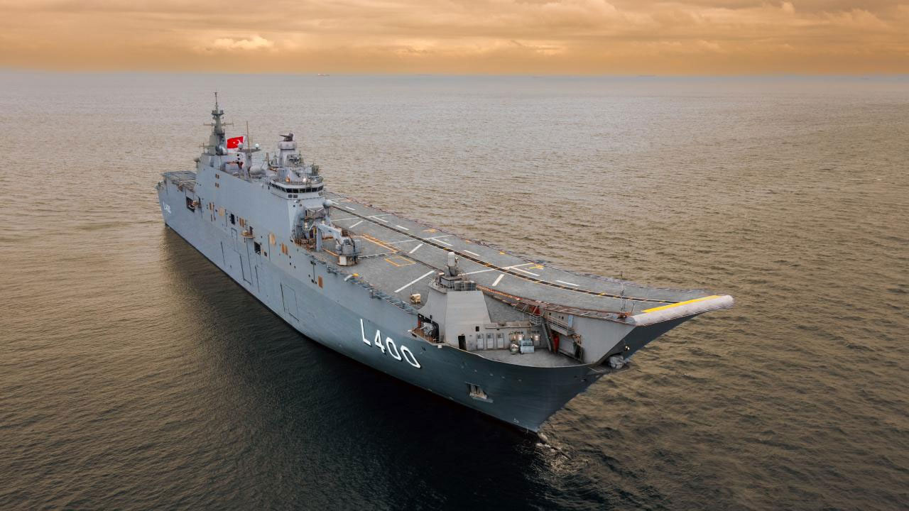 İstanbul Boğazı'nda görkemli geçiş: TCG Anadolu halkı selamlıyor!