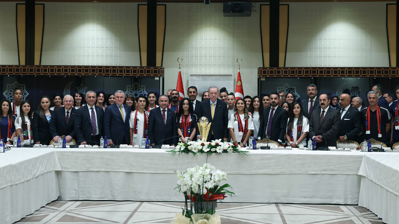 Cumhurbaşkanı Erdoğan Yüksekovaspor Kadın Futbol Takımı'nı kabul etti