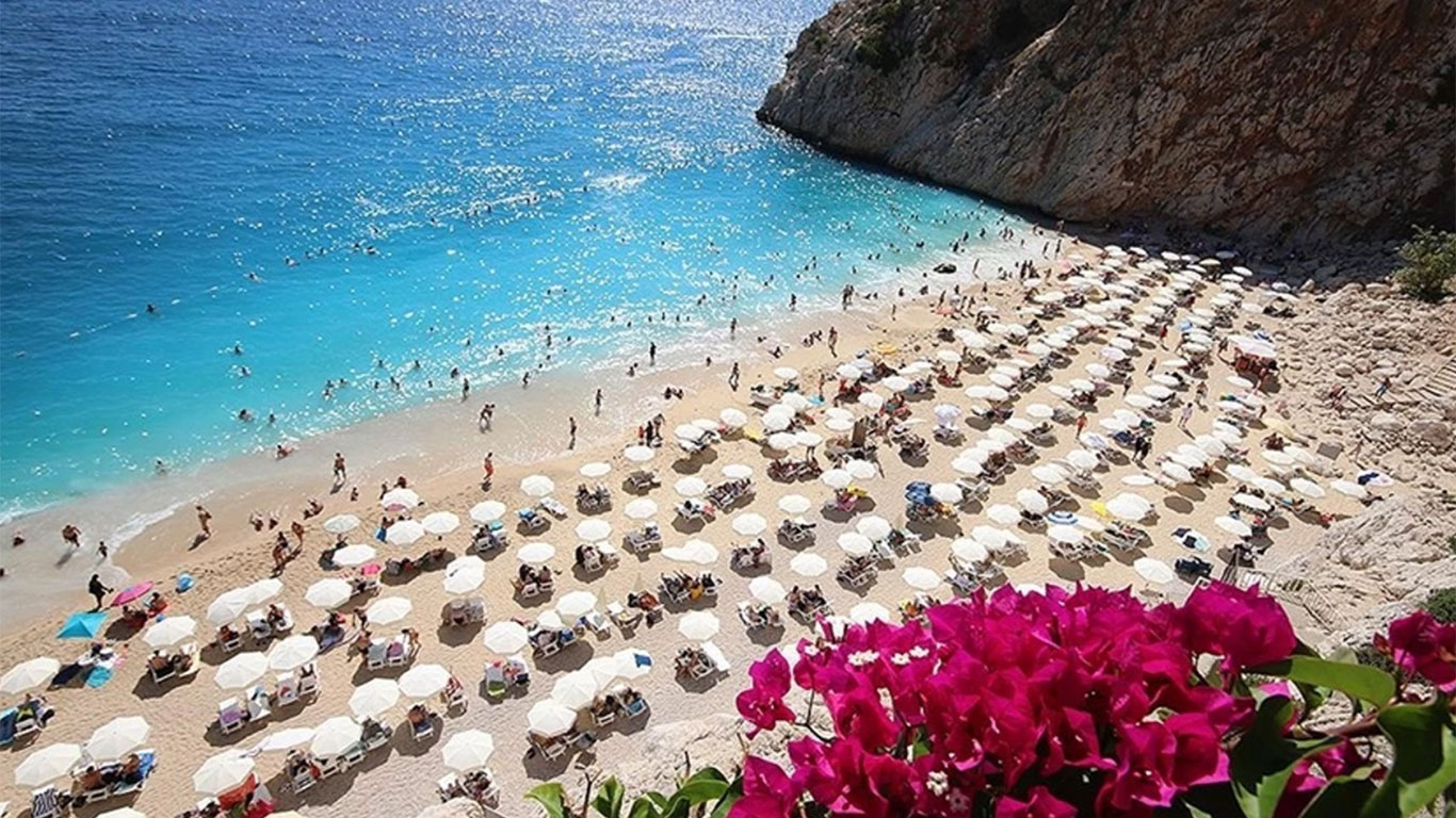 Yaz sezonu boyunca sadece Antalya'ya 11.7 milyon turist geldi