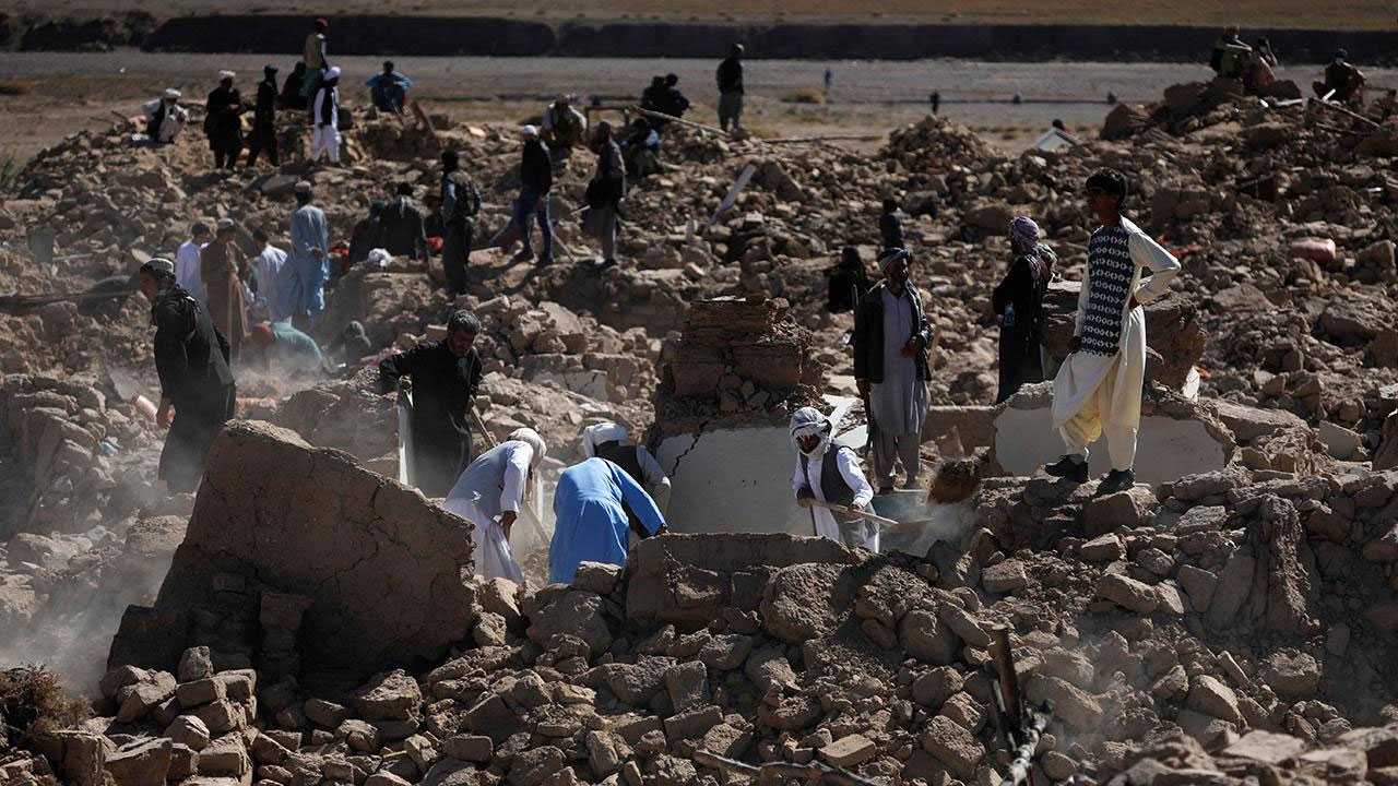 Afganistan'daki depremde ölenlerin sayısı bini aştı!