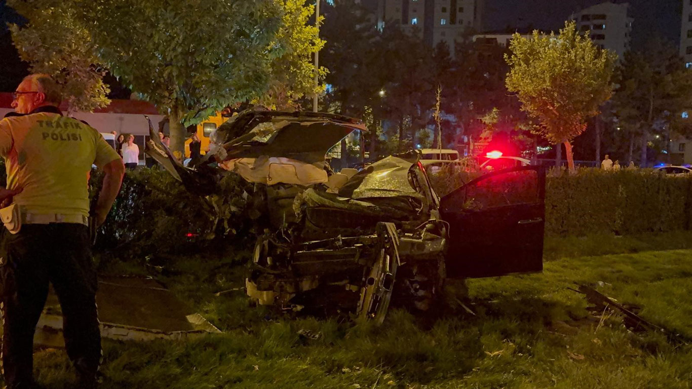 Otomobil tramvay yoluna uçtu: Ölü ve yaralı var!
