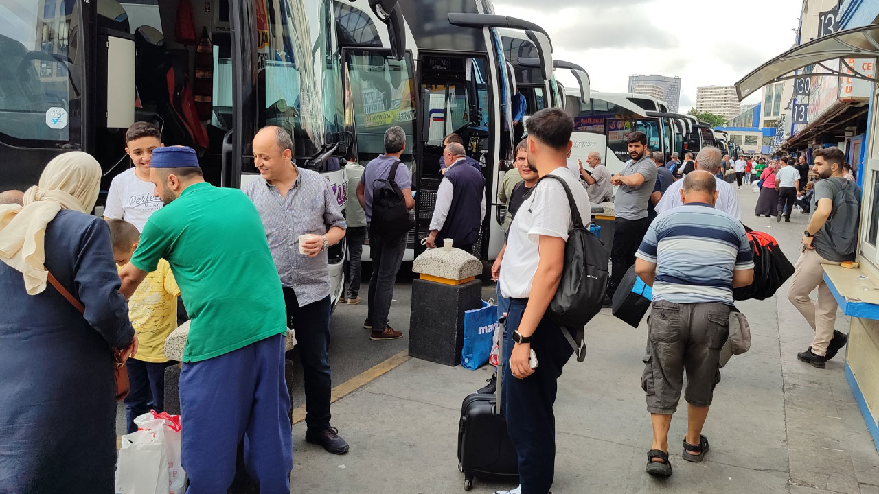 Otogarlarda tatil dönüşü yoğunluğu başladı: Ek seferler açıldı
