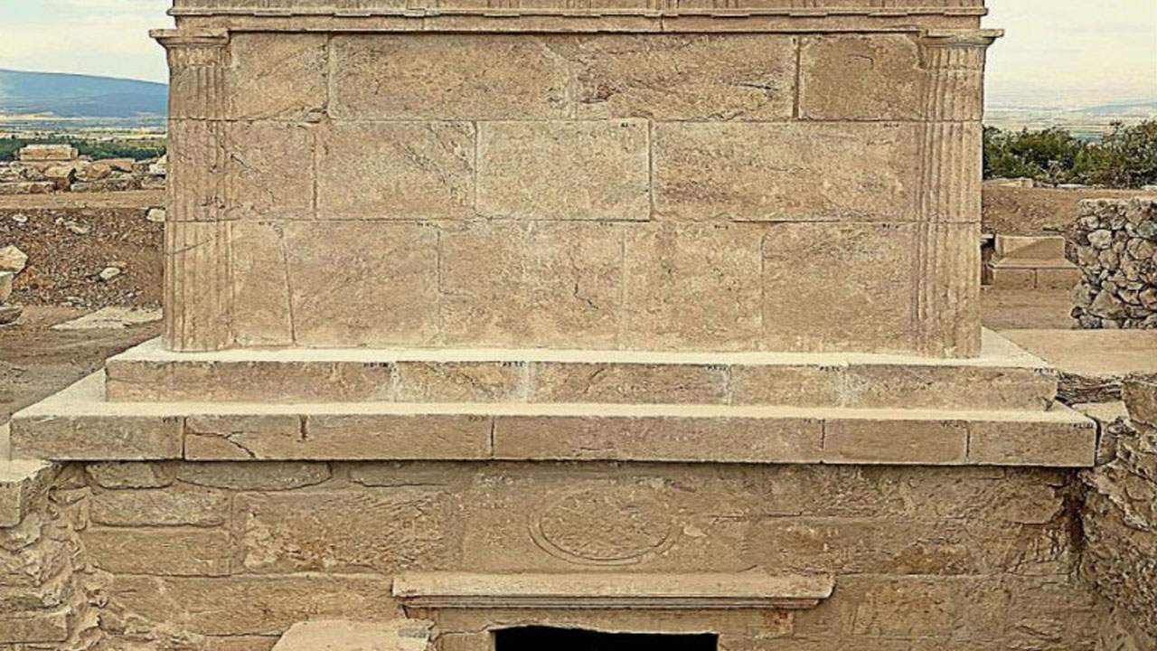 Kibyra'daki anıt mezar ayağa kaldırıldı: 2 bin 300 yıllık geçmişe sahip