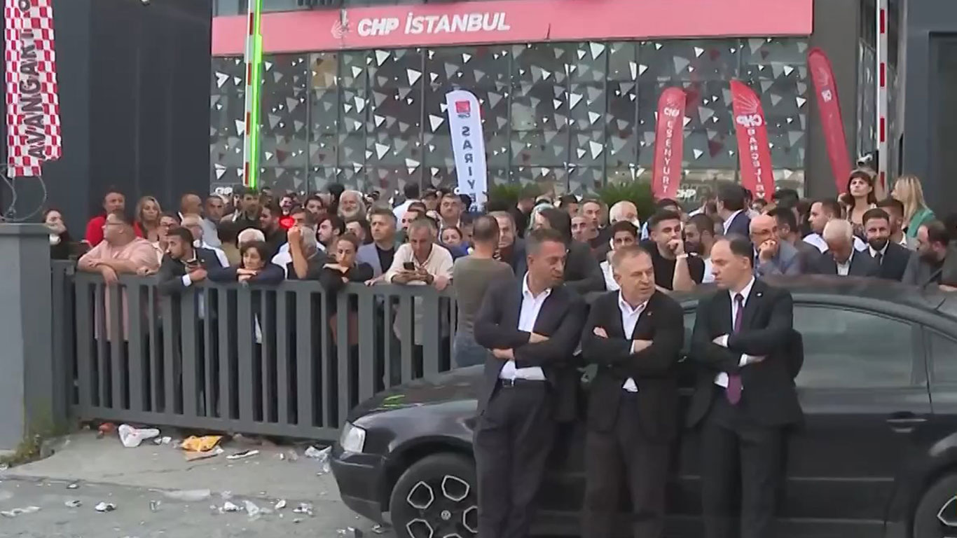 CHP İstanbul İl Başkanlığı’nda gerginlik: Milletvekilleri nöbette, Valilik toplantı yasağı getirdi