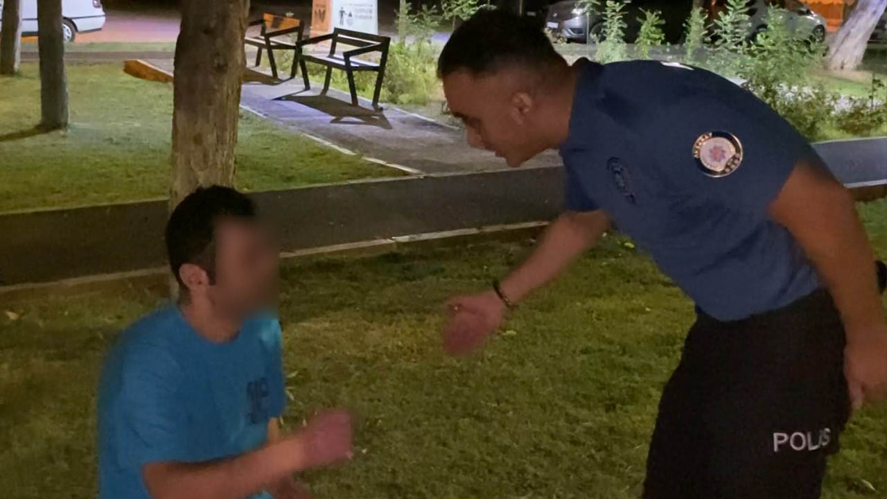 Parkta sızdı kendisini uyandıran polislerin elini öpmeye çalıştı!