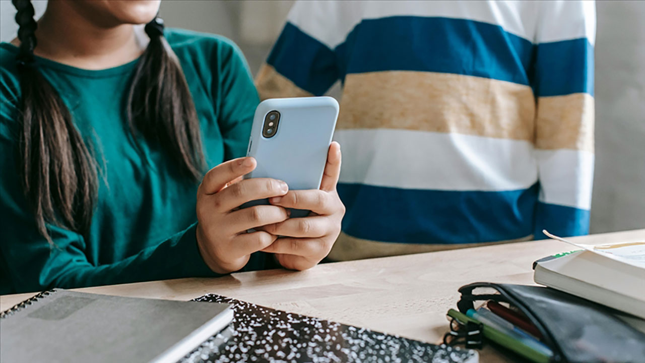 O ülkede okullarda telefon yasaklanacak!