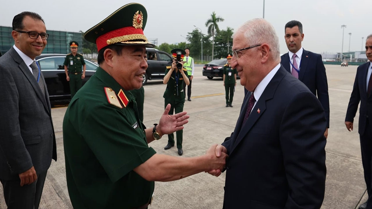 Milli Savunma Bakanı Yaşar Güler, Vietnam'da!