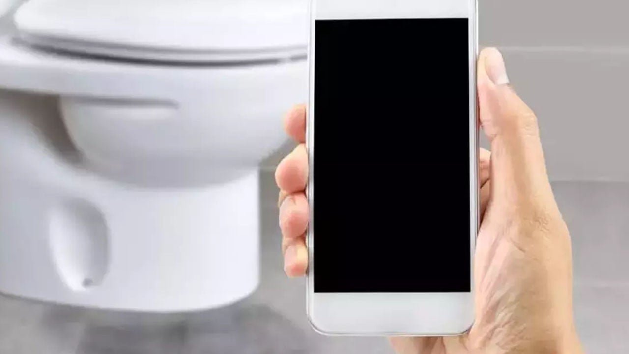 Telefonla tuvalete girmek sadece hemoroide neden olmuyor: 6 sağlık sorununu daha beraberinde getiriyor!