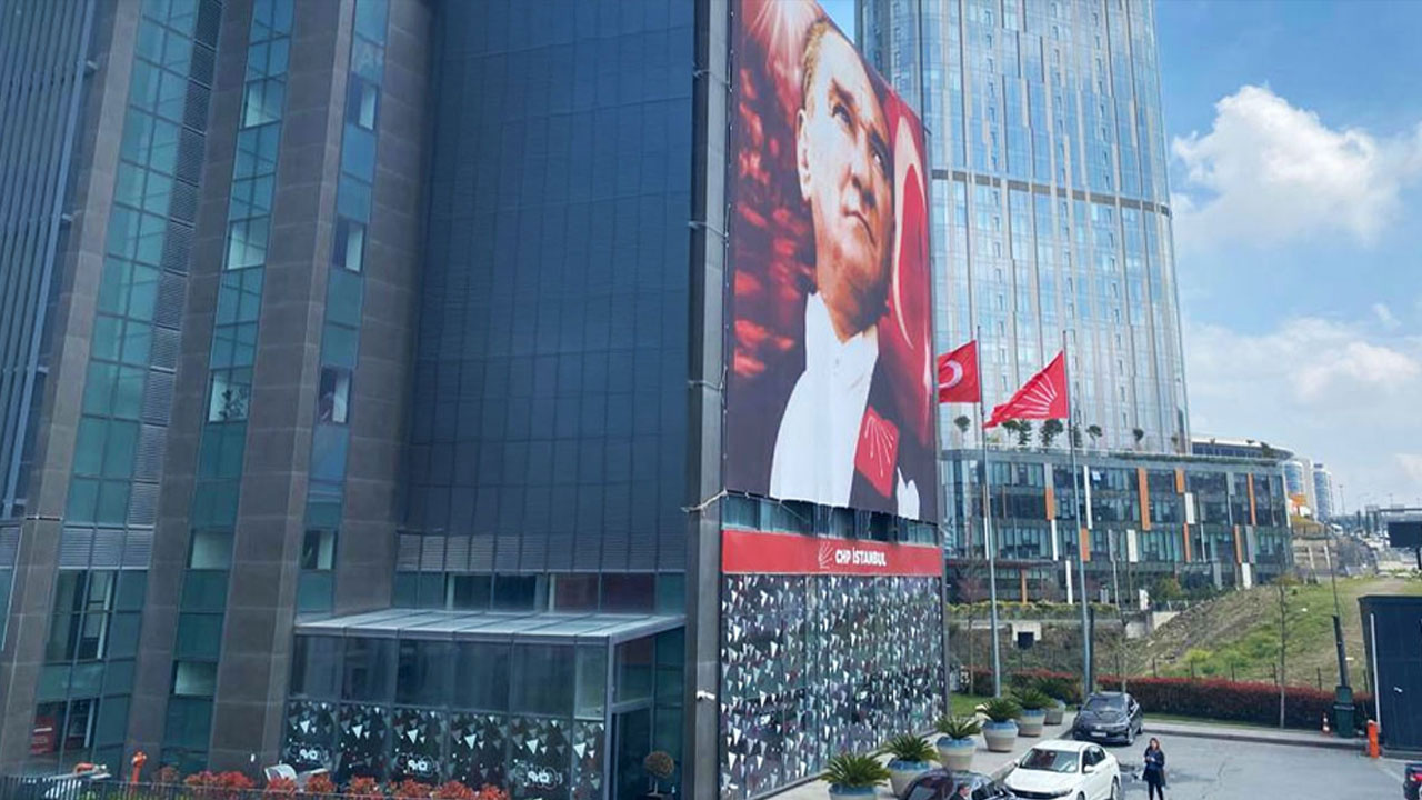 Özgür Özel Sarıyer'deki CHP binasında!