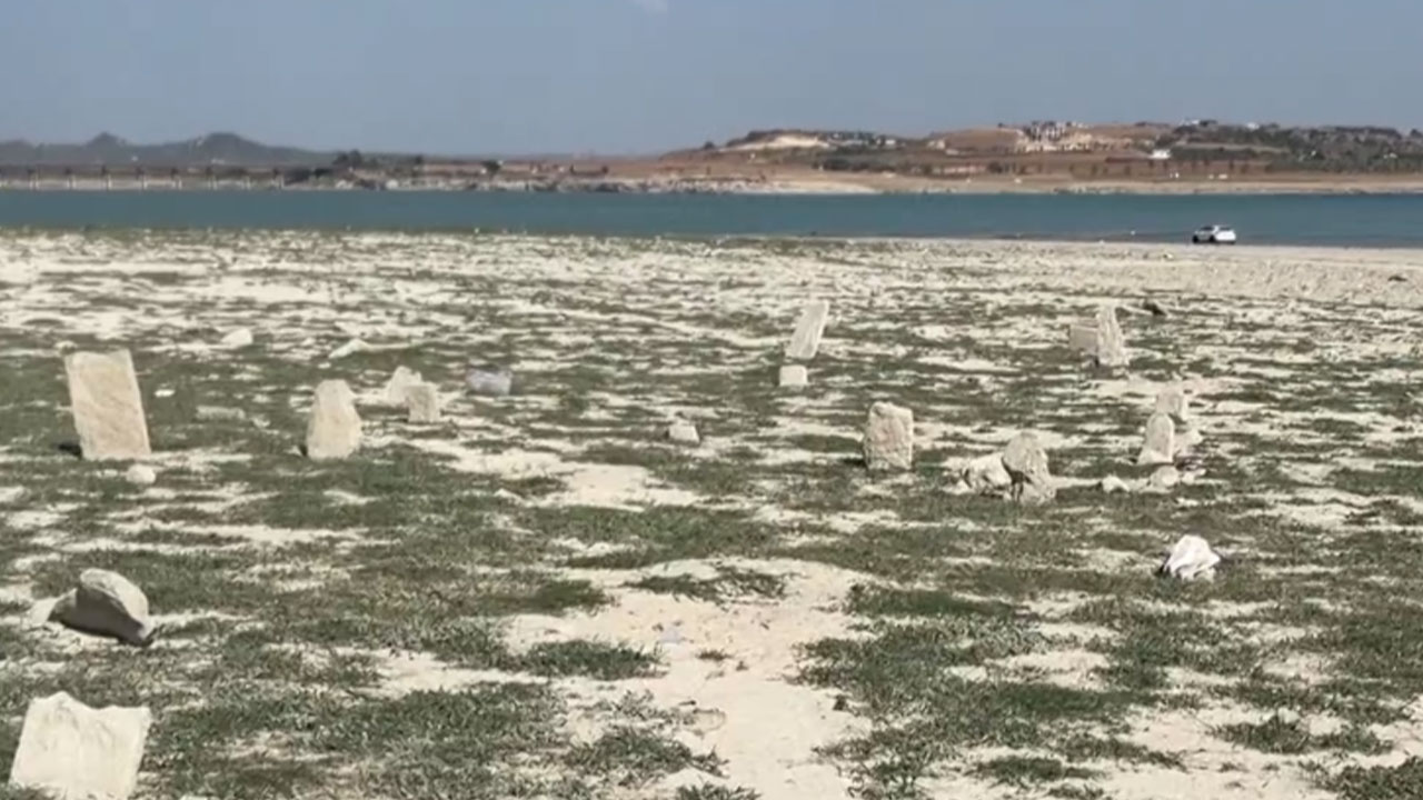 Kuraklık çarpıcı bir tablo ortaya çıkardı: Su çekildi mezarlık ortaya çıktı