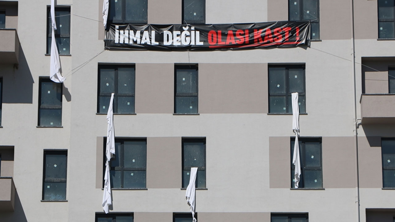 İnşa ettikleri binalara Kartalkaya'da ölenlerin anısına 78 çarşaf asıldı