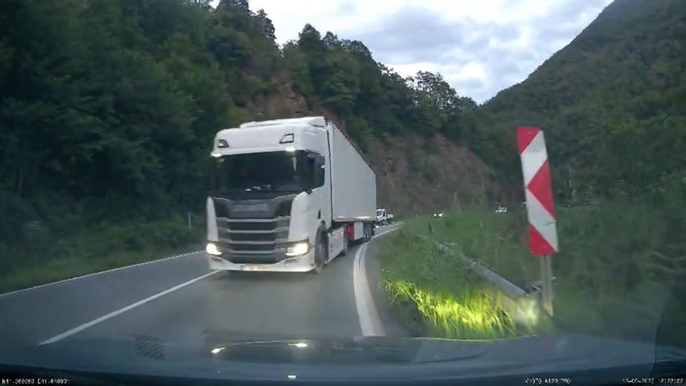 TIR hatalı sollamaya çıktı, korku dolu anlar yaşandı: Sürücü son anda faciadan kurtuldu