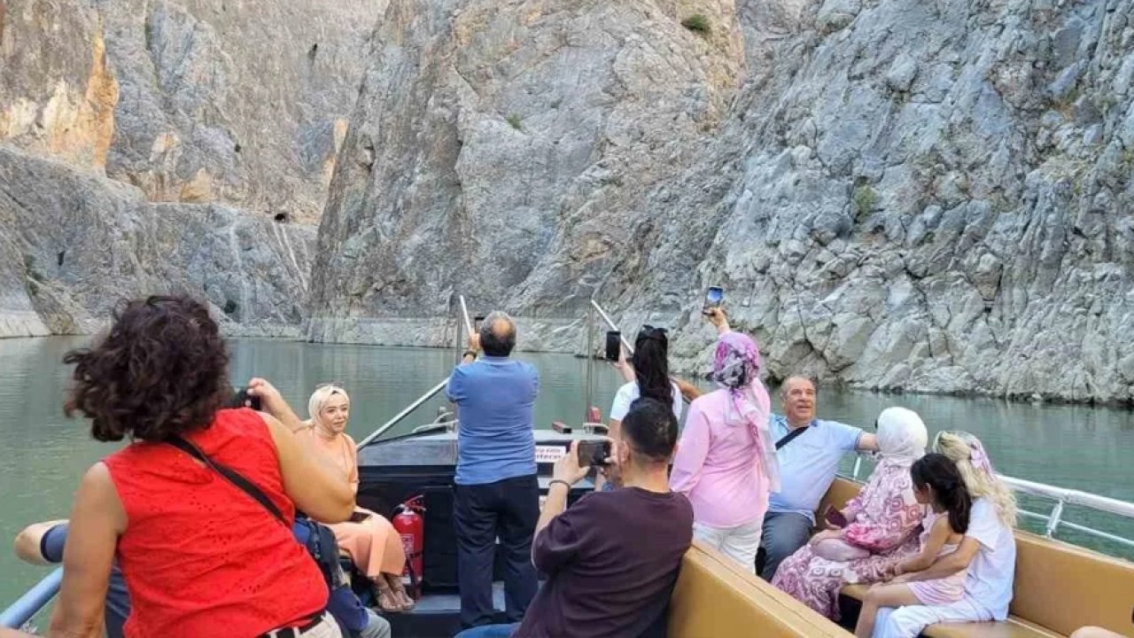 Karanlık Kanyon’a ziyaretçi akını: Dağ keçilerinin yaşam alanı izlendi!