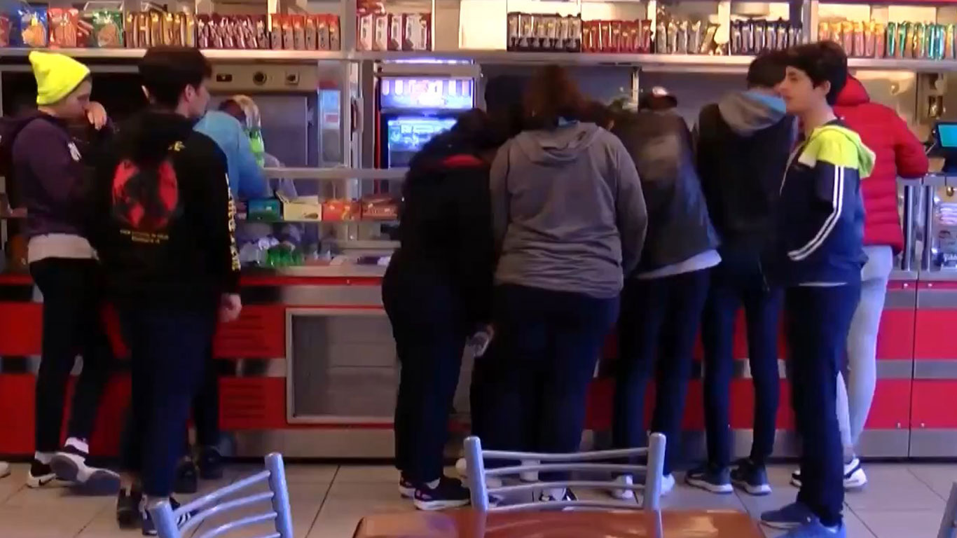 Okul kantinlerinde zam isyanı! Tost 80 lira, açma 25 lira oldu: Kantinciler okulları suçladı