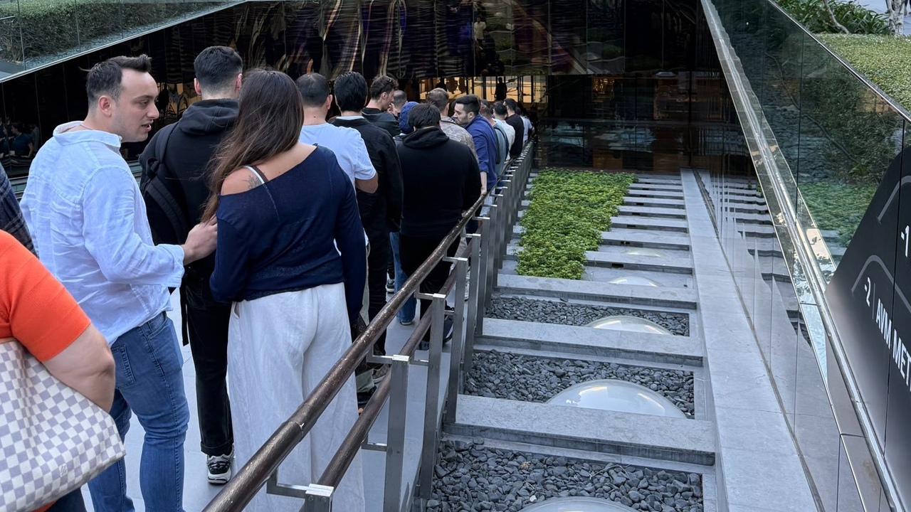 Yeni iPhone 17 modellerine büyük ilgi: İstanbul’da gece boyu kuyruklar oluştu