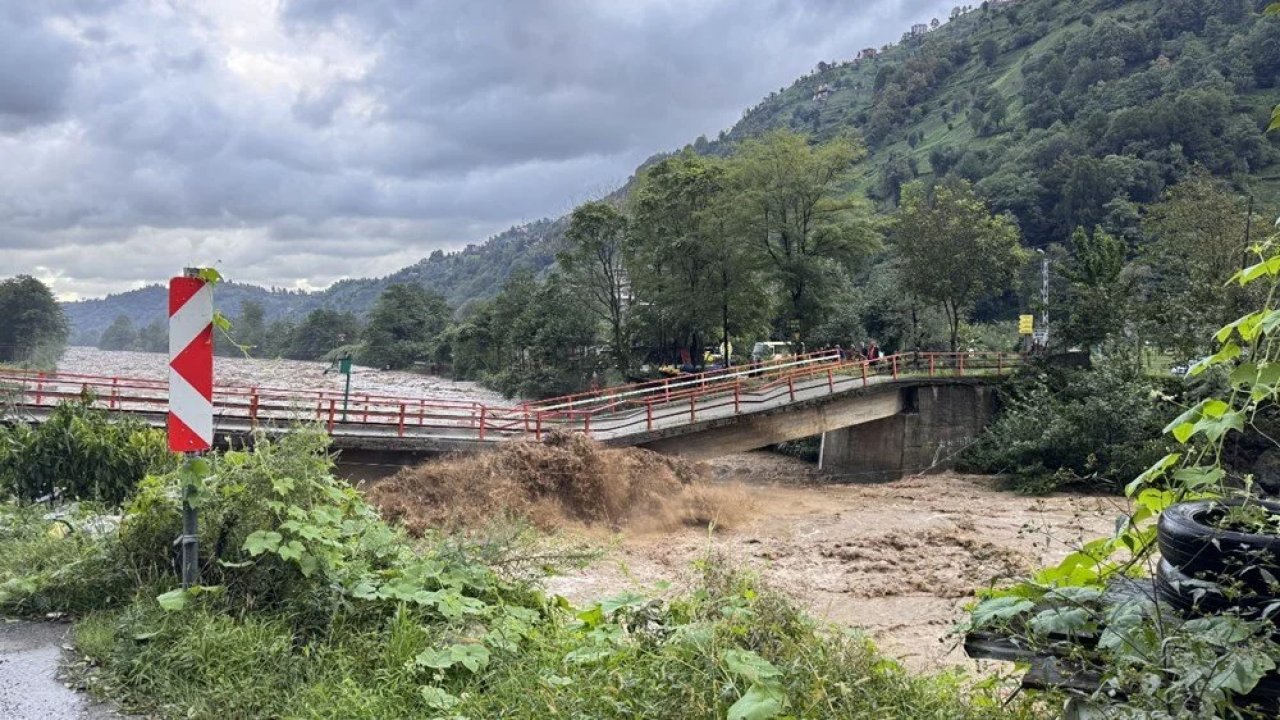 Karadeniz'i sel vurdu: Dereler taştı, yollar kapandı