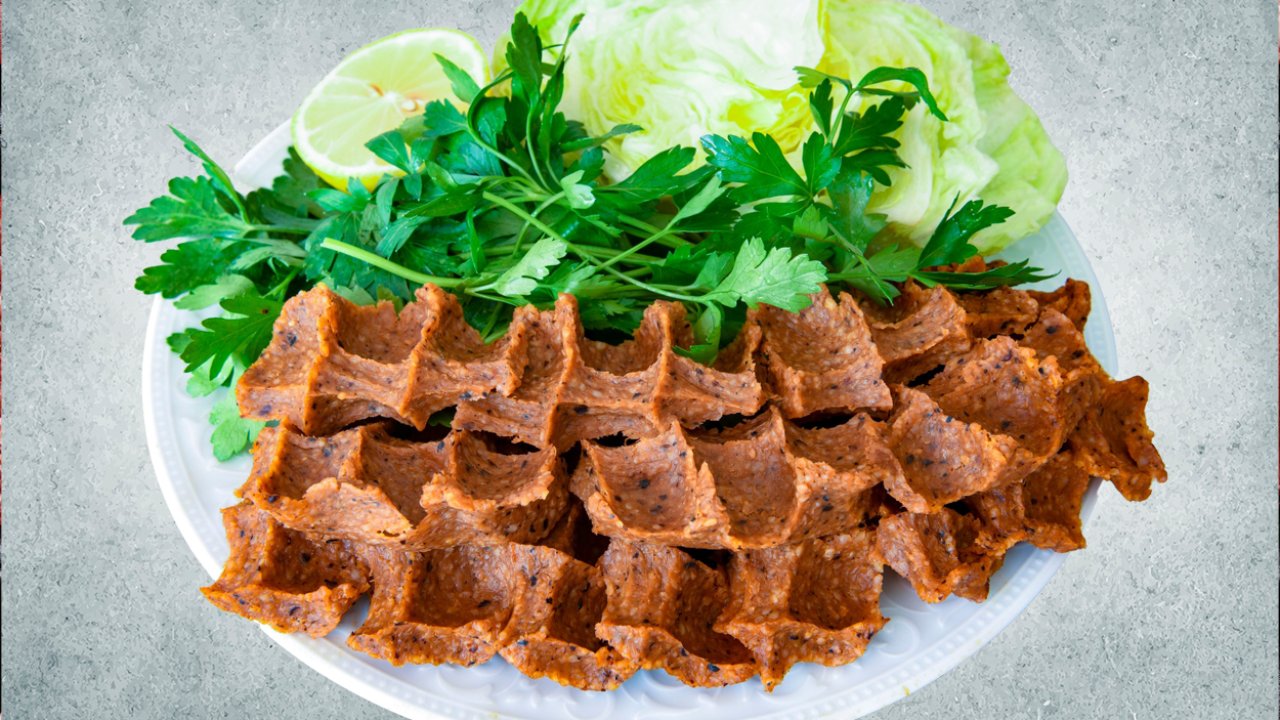 İkramı beğenmedi, garsonu darbetti: İşletme sahibi müşteriyi bıçakladı!