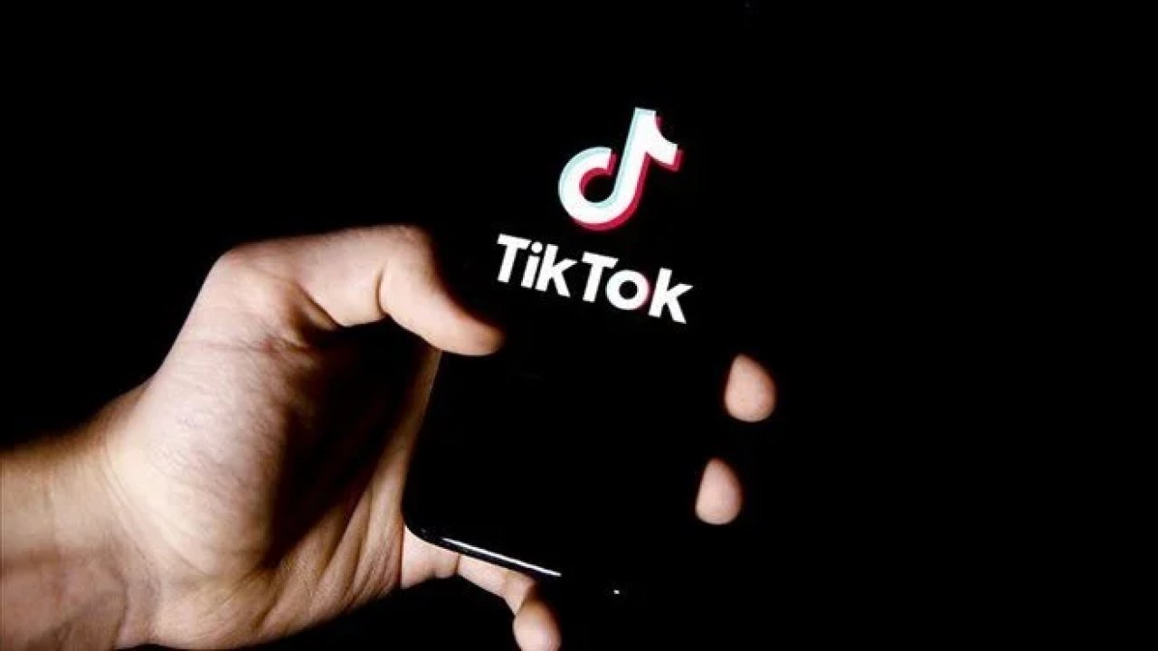 TikTok canlı yayınında kızını dans ettirip para topluyordu: Gözaltına alındı!
