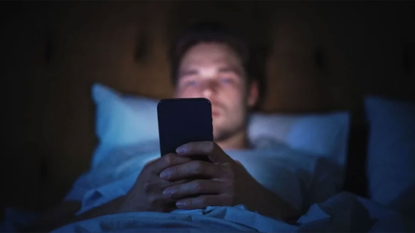 Uykudan önce telefon neden tehlikeli? Akademisyen Yüce Zerey yanıtını verdi