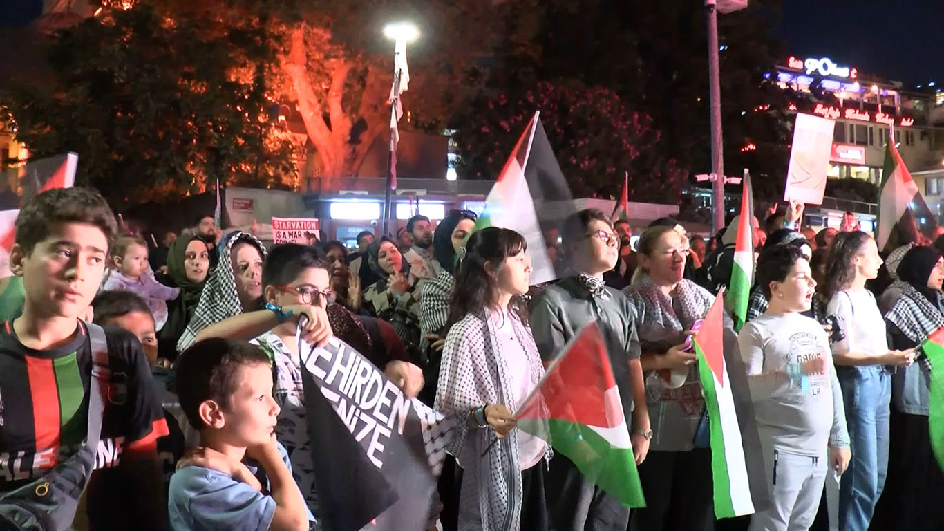 Üsküdar'da Gazze'ye giden Sumud Filosu'na destek nöbeti başladı