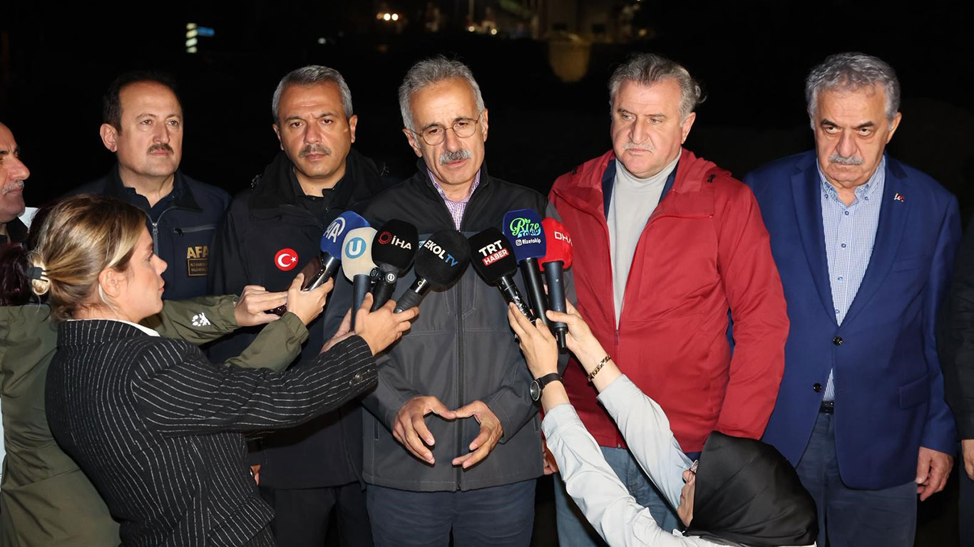 İki bakan sağanak sonrasında sel bölgesinde: Can kaybı yok, çalışmalar devam ediyor