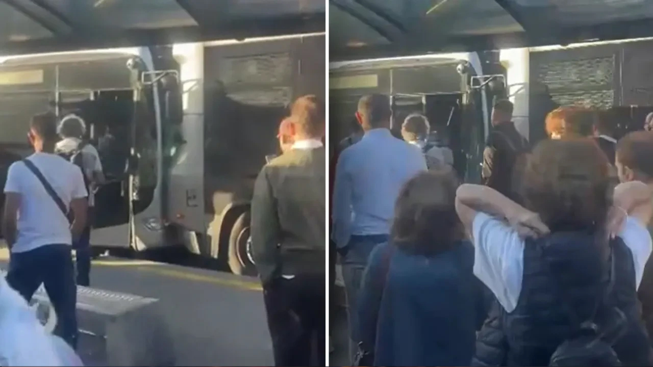 Kadıköy Acıbadem'de iki metrobüs çarpıştı