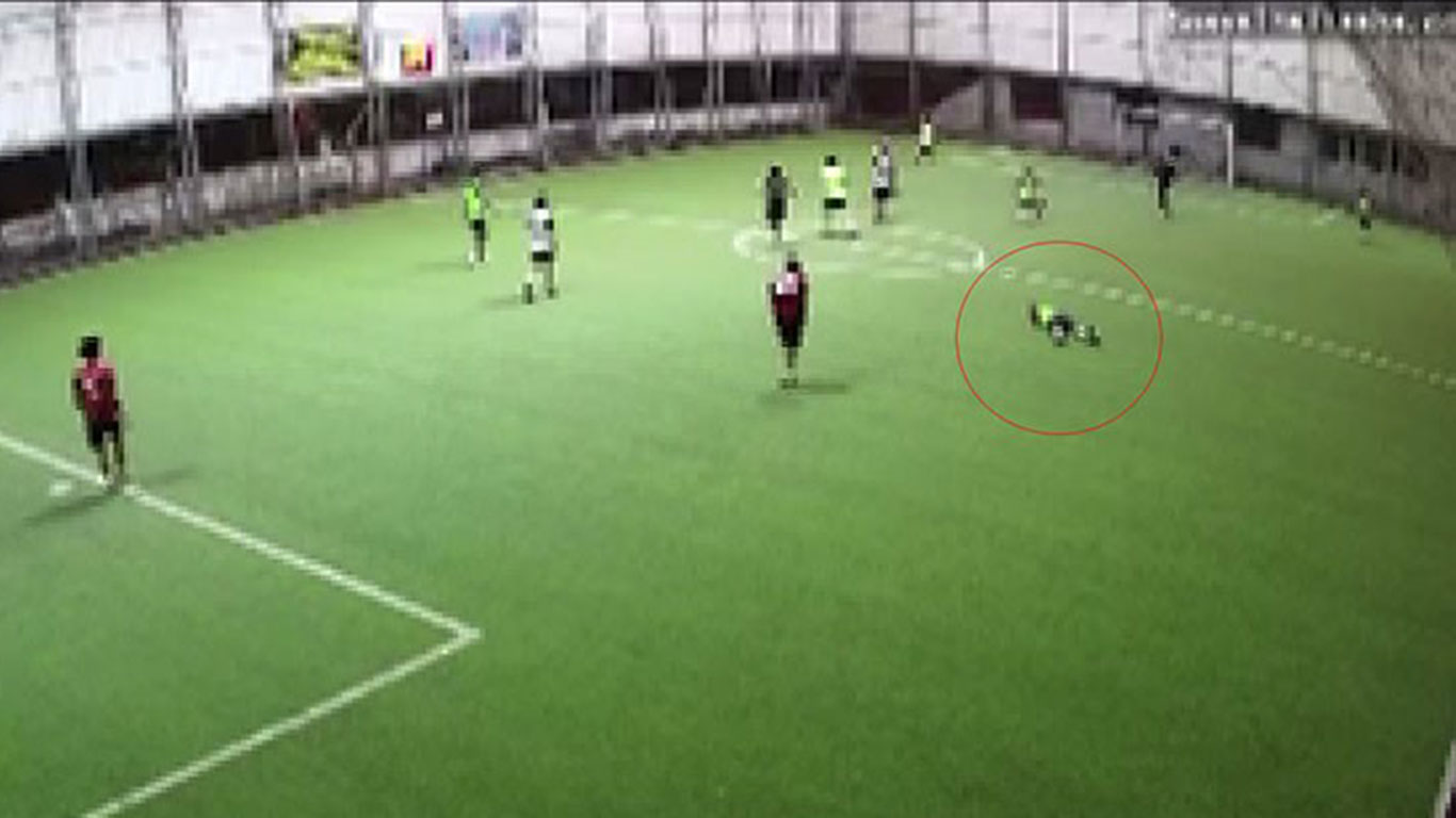 Polis memuru halı sahada kalp krizi geçirerek hayatını kaybetti