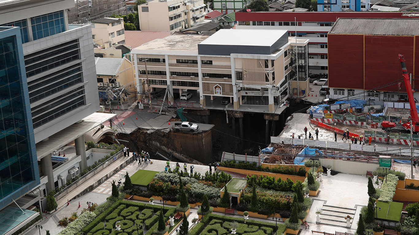 Bir anda dev çukur ortaya çıktı: Yol çökünce hastane ve polis merkezi tahliye edildi