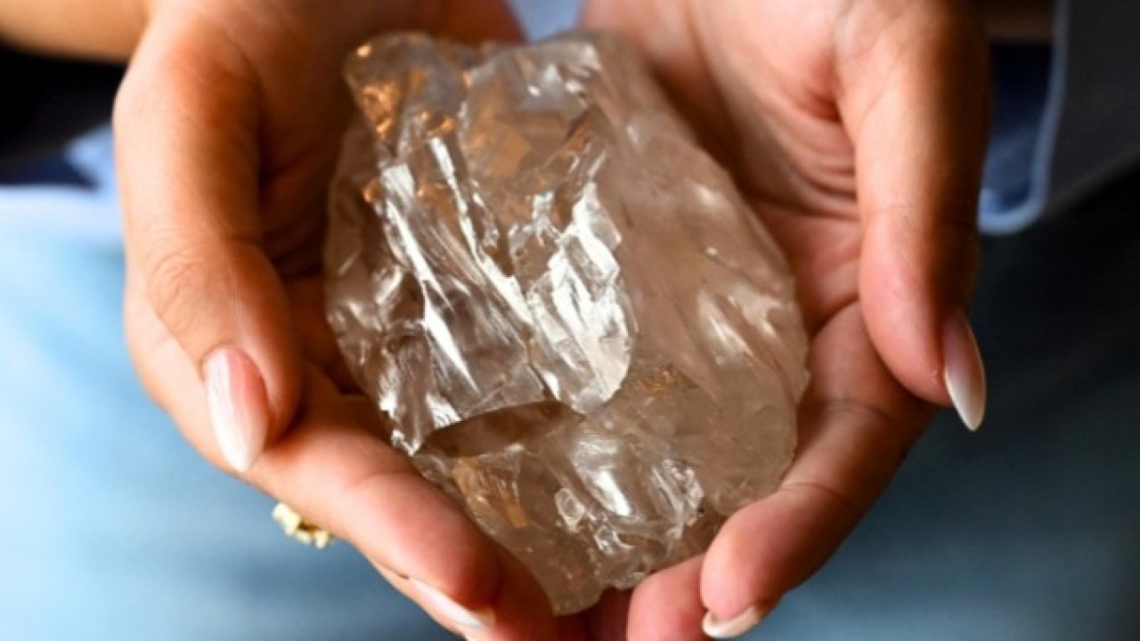 Dünyanın en büyük ikinci elması! 2.488 karatlık taş bir şeyhin koleksiyonuna mı girecek?