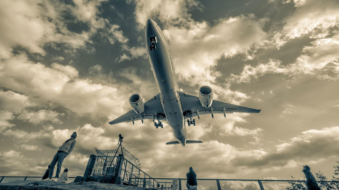 Havalimanında uçuşlar durduruldu: Şüpheli dronlar için harekete geçildi