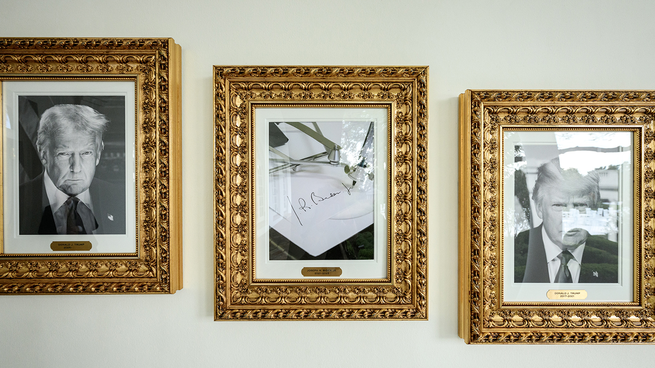 Trump’tan dikkat çekici hamle: Biden’ın fotoğrafı yerine otomatik kalem astırdı