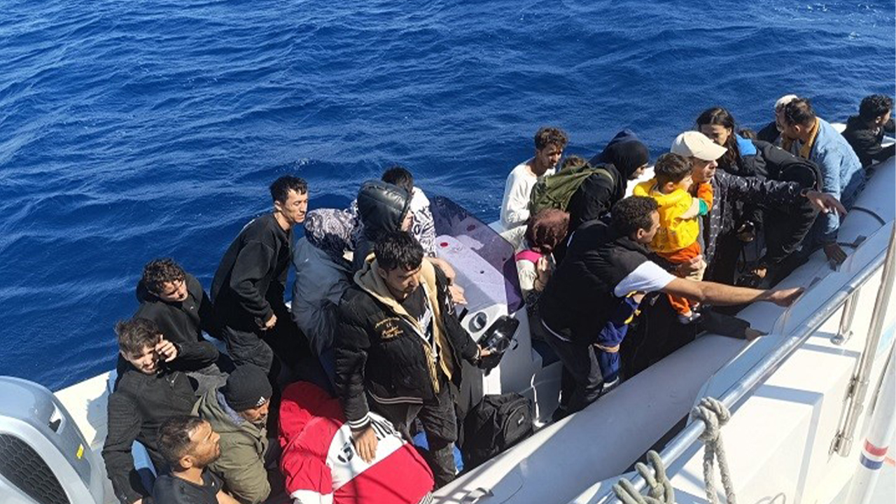 Didim açıklarında 26 düzensiz göçmen kurtarıldı