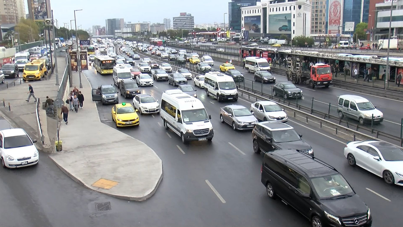 İstanbul'da haftanın son günü trafik felç: Sabah saatlerindeki yağmur yoğunluğu artırdı