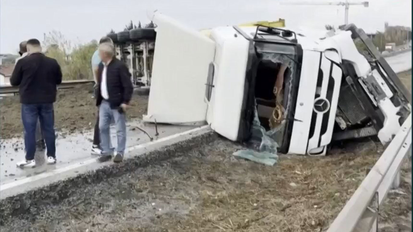 Hafriyat kamyonu kontrolden çıkıp devrildi: İstanbul'da E-5 trafiğe kapandı
