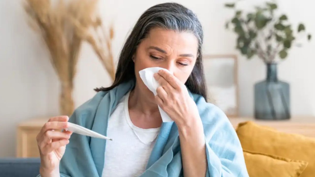 Yeni Covid varyantı “Stratus” yayılıyor: Grip mi, Covid mi olduğunuzu anlamak için 4 belirtiye dikkat!