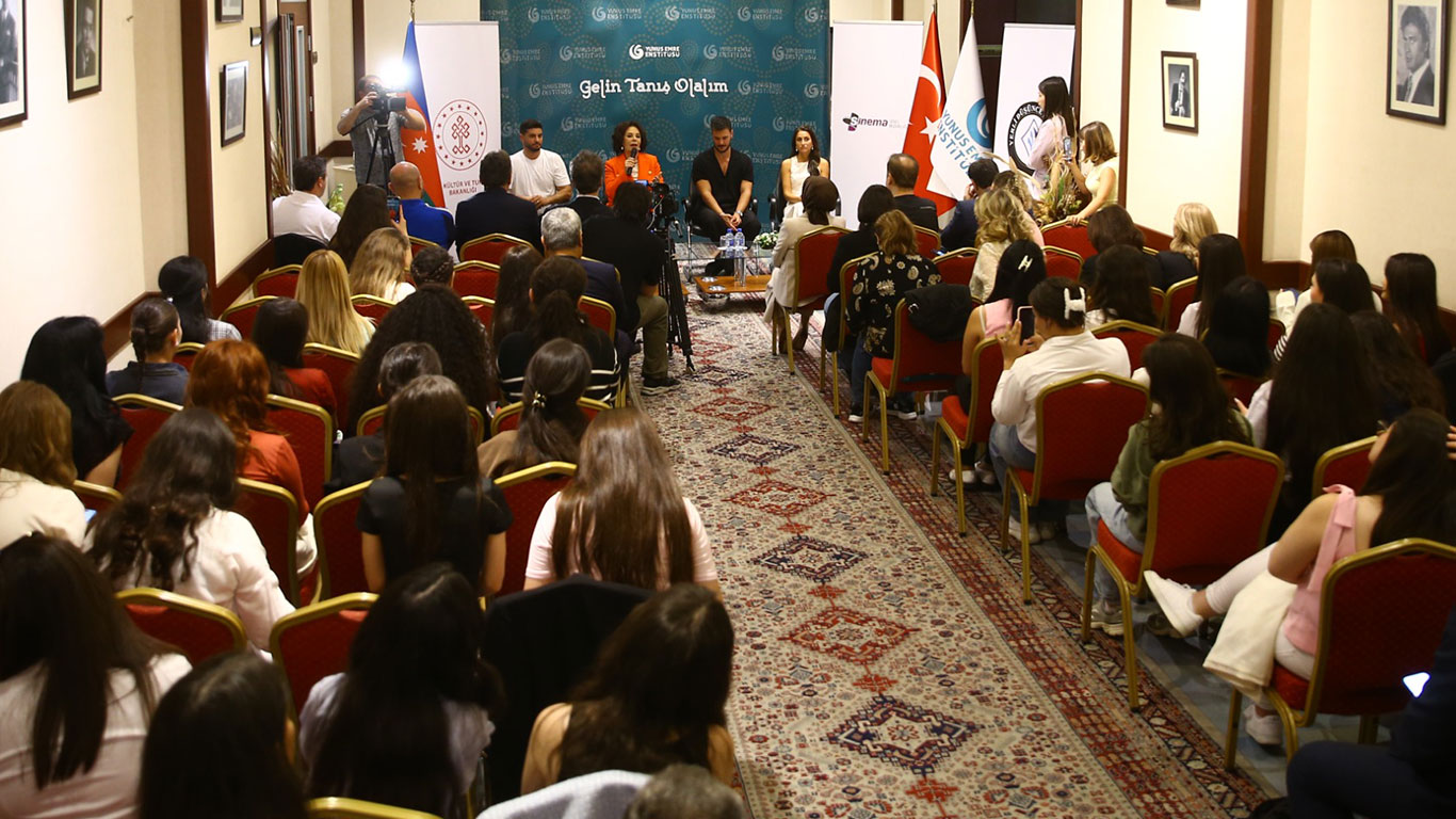 Hülya Koçyiğit Bakü’de gençlerle buluştu: Genç oyuncular da eşlik etti